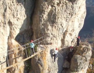  Llegada por el puenle colganle 